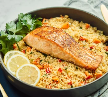 Salada de Couscous com Salmão e Legumes Assados